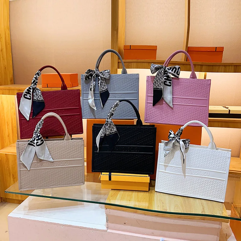 

Большая сумка с тиснением букв 2025 года, просторная женская сумка с верхней ручкой, минималистичная сумка через плечо, универсальная сумка «день-ночь», текстурированная