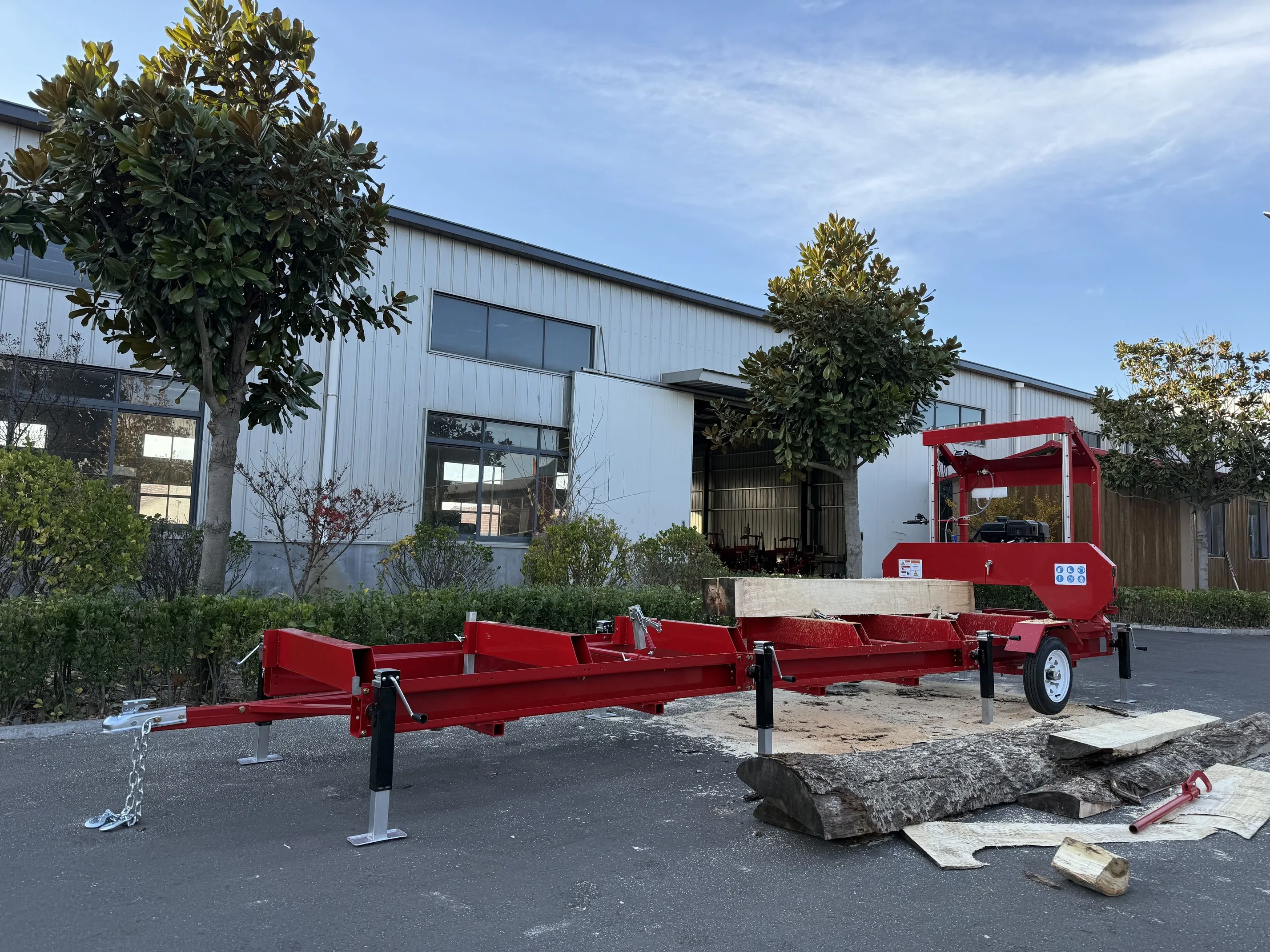 مطحنة نقالة محمولة مقاس 32 بوصة، محرك غاز 420 سي سي، سجل أقصى 32 بوصة، سكة حديد 19.7 قدم، مقطورة وإطارات - مثالية للاستخدام المنزلي، سهلة الصيانة - سفينة CA