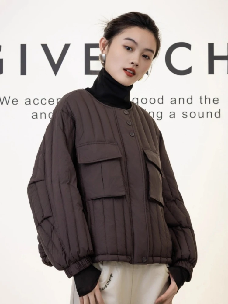 سترة عمودية مخططة لخريف وشتاء 2025 سترات نسائية قصيرة جديدة موضة Y2k جيب كبير فضفاض ورقيق 90 معطف منتفخ بطة بيضاء