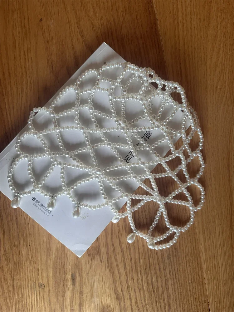 قبعة نسائية صيفية عصرية موديل 2025 مصنوعة يدويًا من اللؤلؤ الشبكي المحبوك