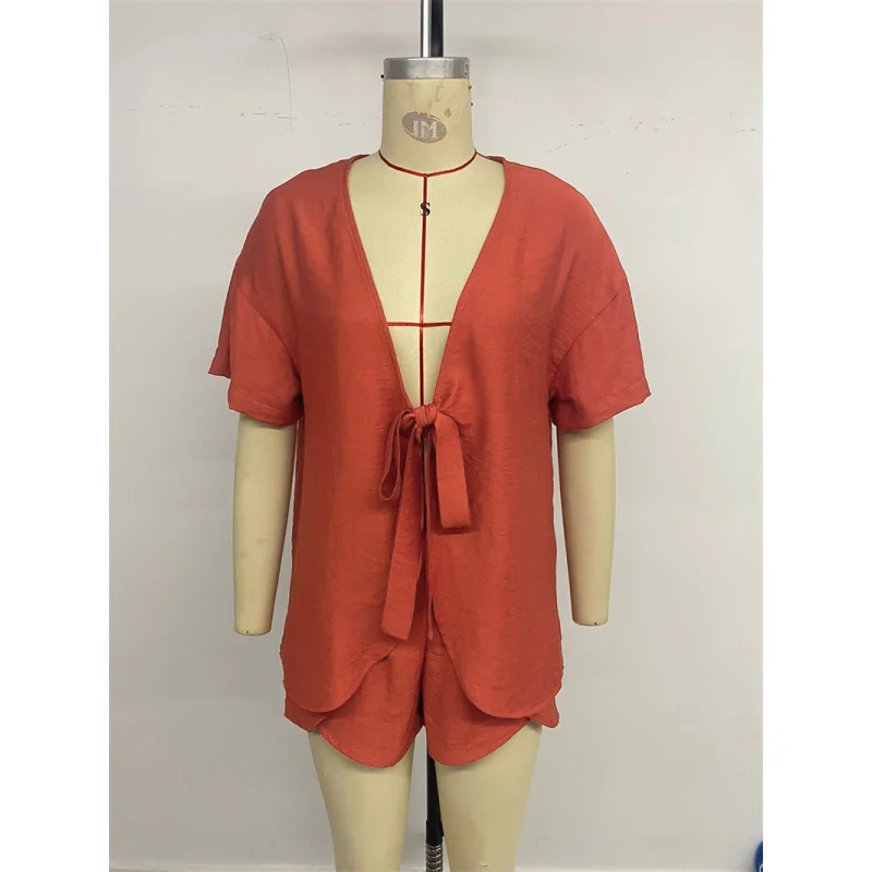 مجموعة صيفية من قطعتين للنساء: توب كاجوال وشورتات، أكمام قصيرة، فتحة عنق على شكل V، مصنوعة من البوليستر، من مصنع صيني.