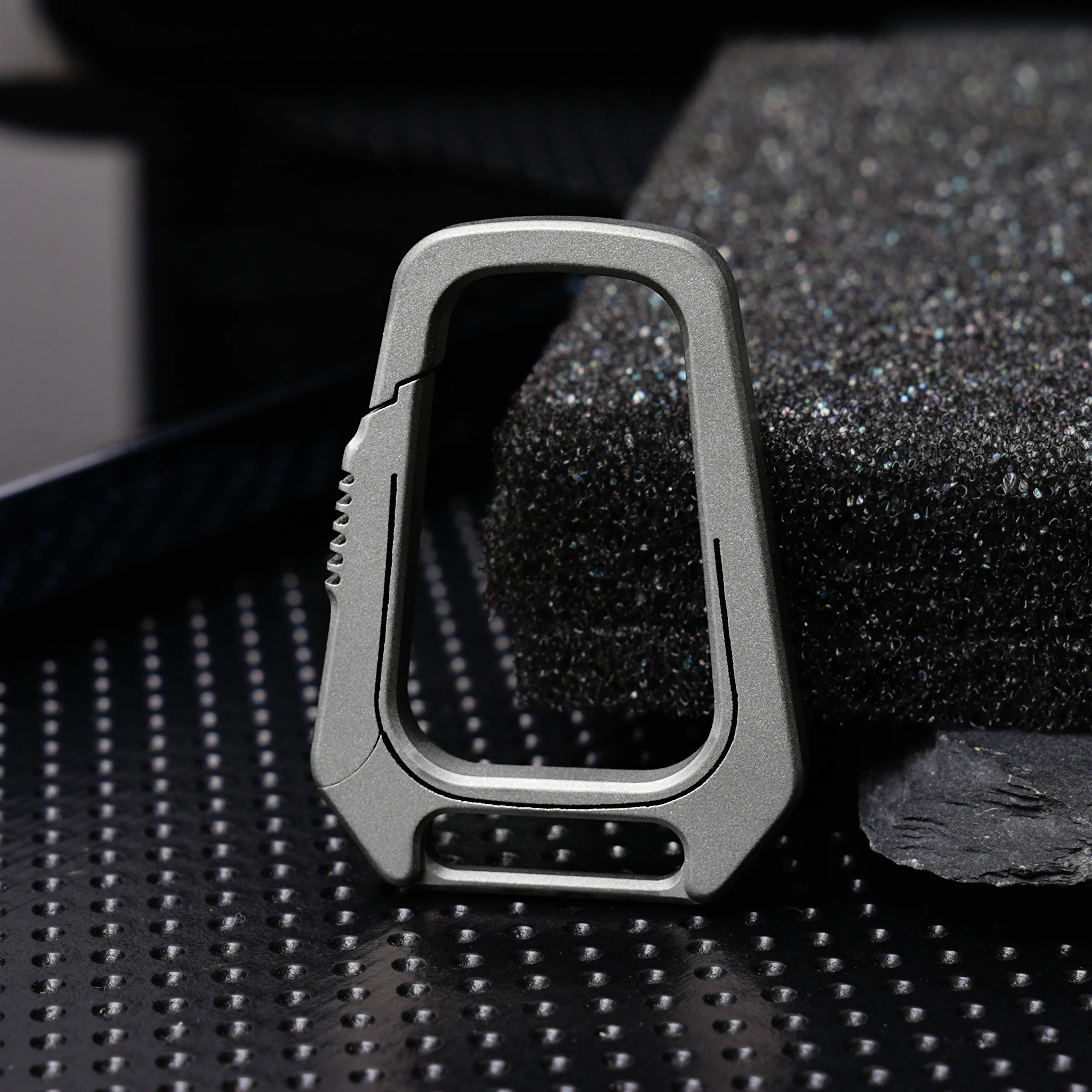 TIVIVA Mini Key Chain Mountaineering Buckle Connector Home Titanium Alloy Keychain Portable Outdoor EDC Tools