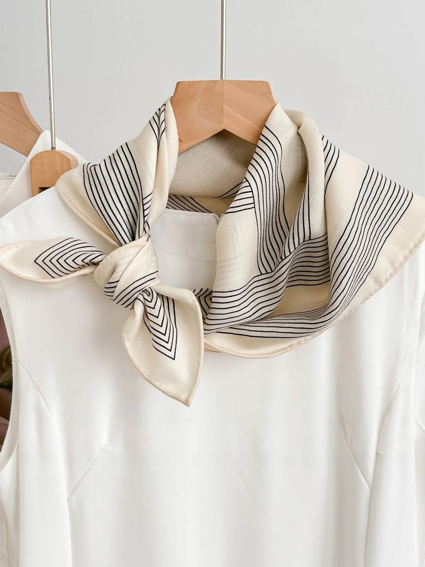 クラシックな白のストライプ柄シルクウールスカーフ-レディース新作2026-小さな正方形シャツに合う高級スモールショールショルダーラップ