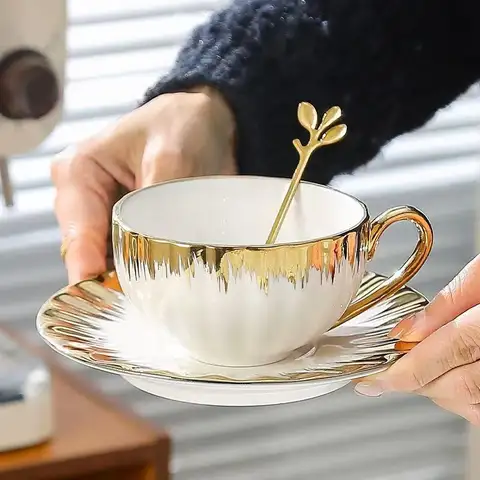 프놈펜 커피 컵 세트, 세라믹 컵과 접시 세트 유럽의 고급 고급 새로운 인기 오후 차 꽃 찻잔