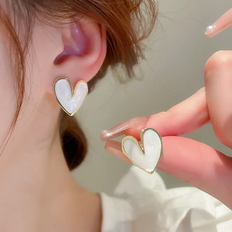 Retro niche oil dripping love, stud earrings French fashion versatile simple commuting temperament senior earrings women