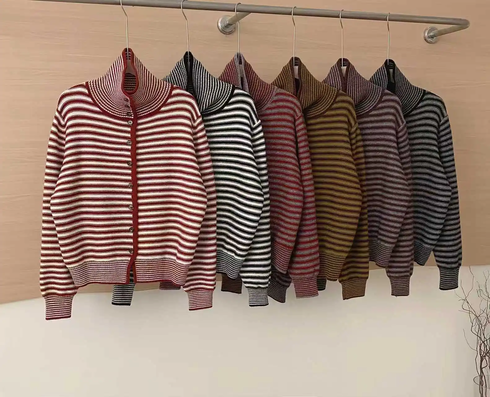 秋冬ストライプハイカラーニットウェアレディースルーズスリムトップシングルボタン怠惰なスタイル快適なカジュアルセーター