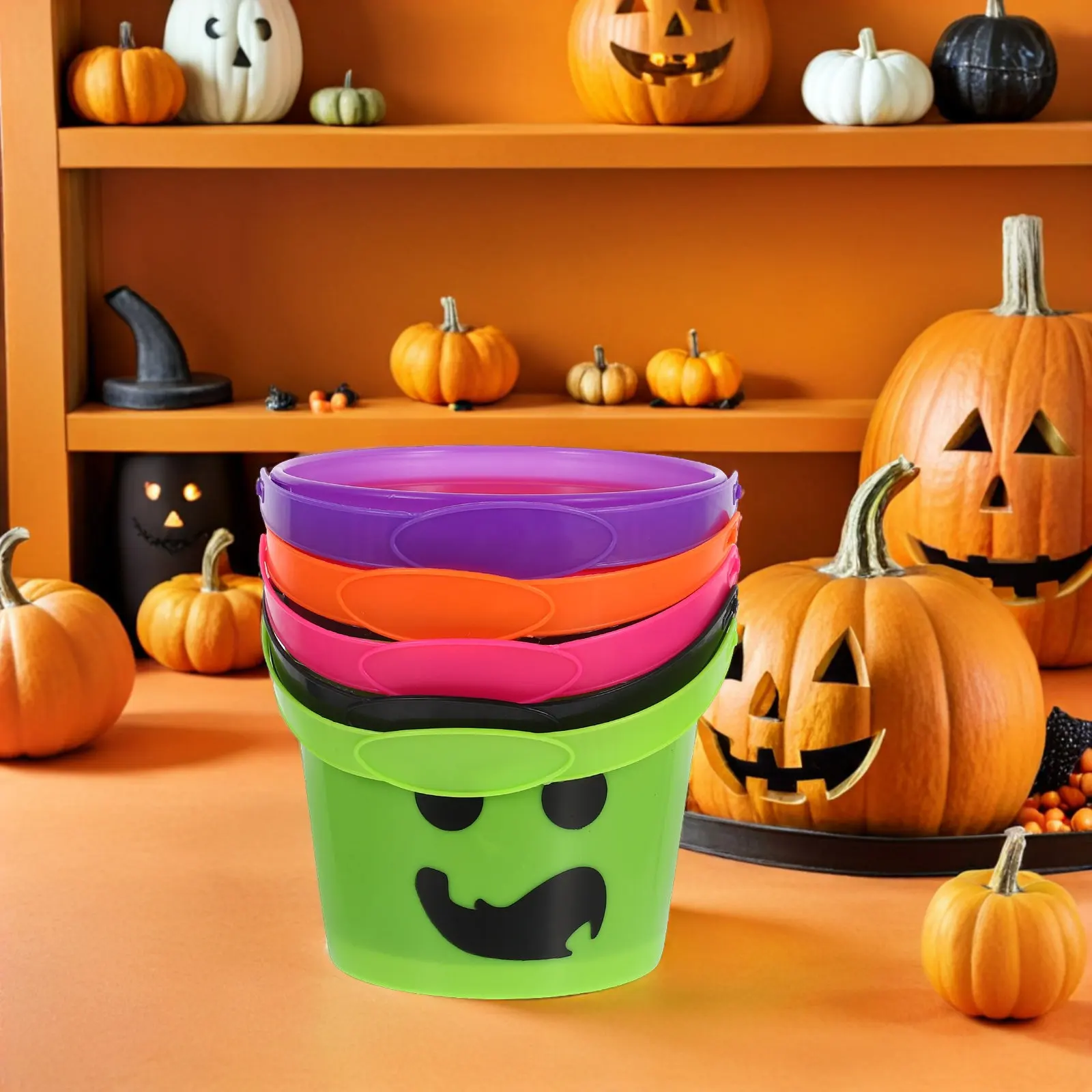 ハロウィーンのパンプキン型キャンディバケツ5個セット。丈夫な取っ手付きで、パーティーの飾りや庭の装飾に最適。ジャック・オー・ランタンの顔がデザインされています。