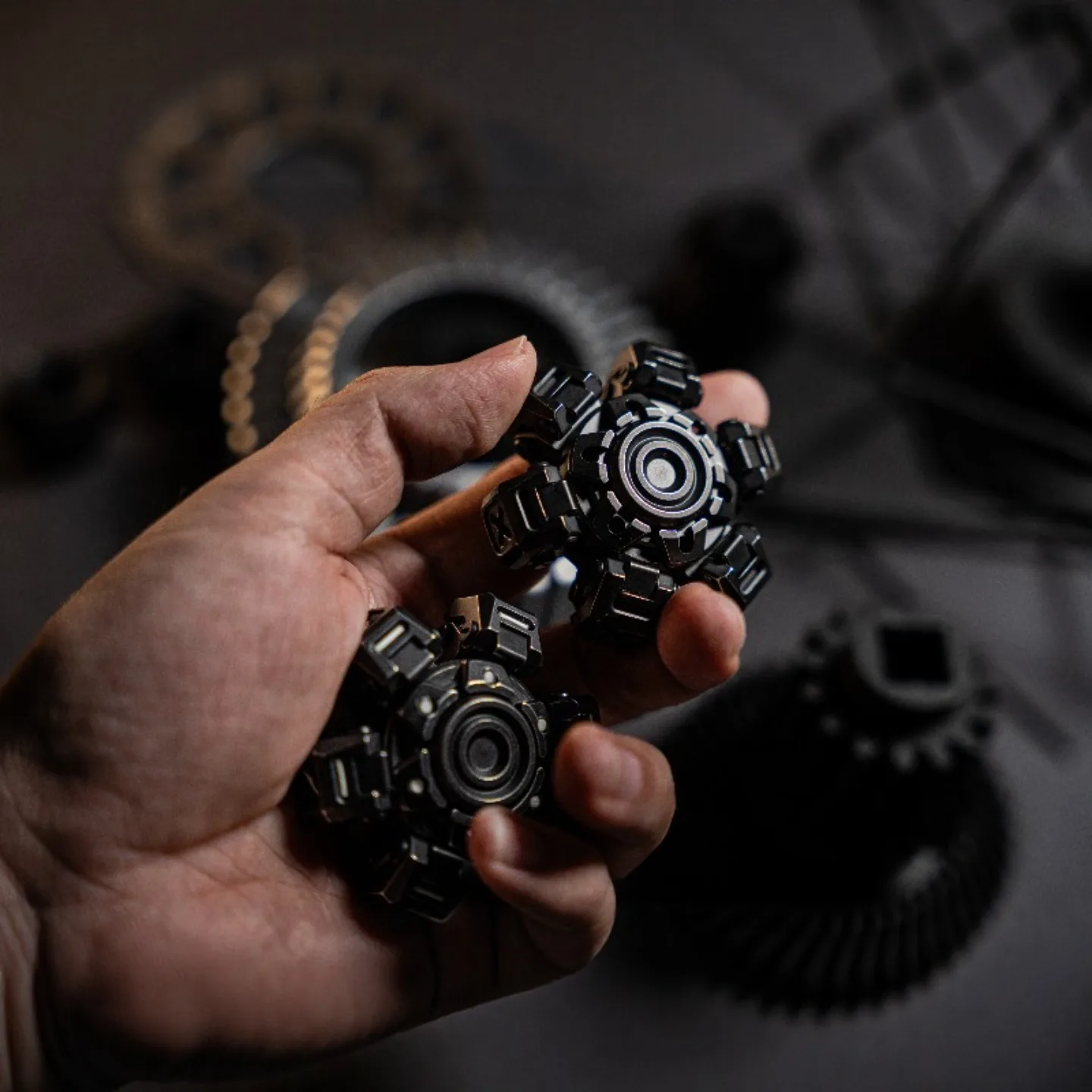 Giocattolo da tavolo di decompressione Fidget Spinner con apertura dell'armatura meccanica a sei pagine in metallo Machinarium X EDC