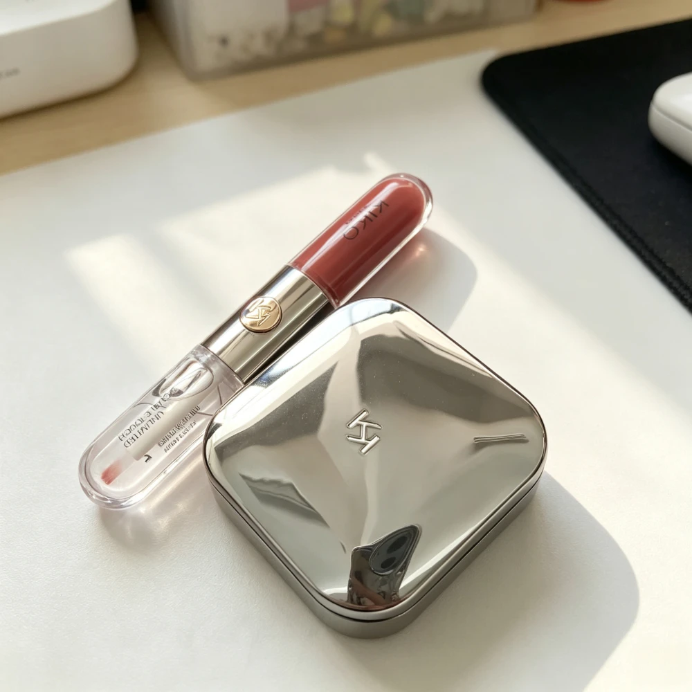 KIKO Matte Fusion Puder und Double Touch Lipgloss 2 in 1 Langanhaltendes Öl-Kontroll Gesichts- und Lippen-Make-up-Set mit Spiegel und Puderquaste