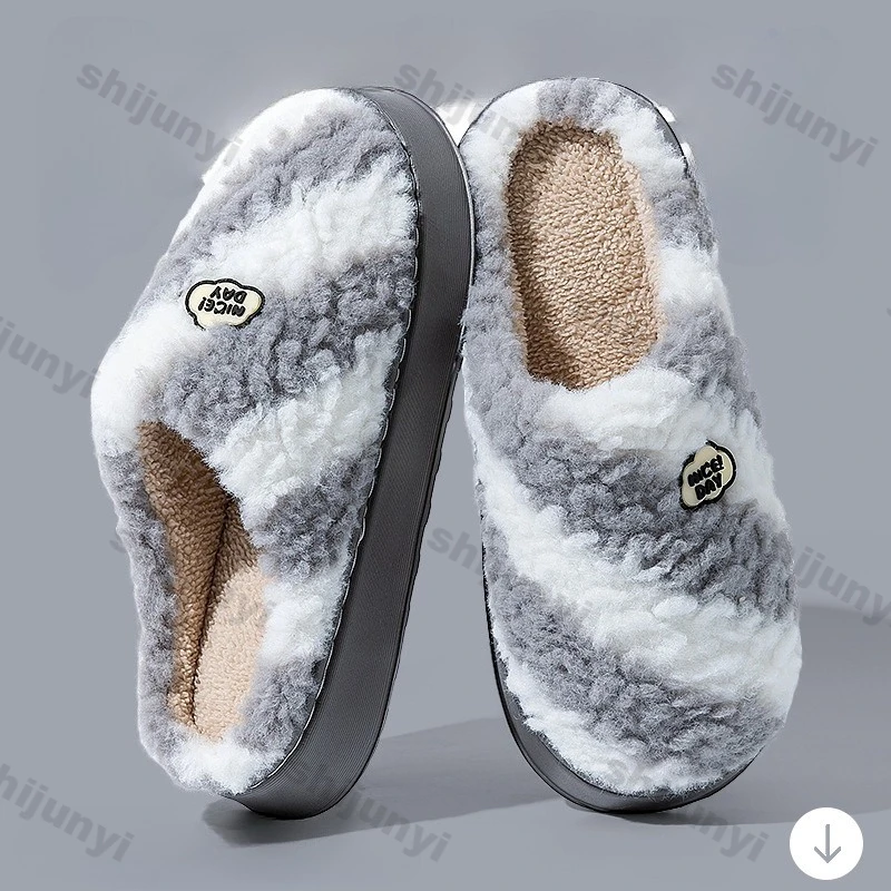 รองเท้าแตะผ้าฝ้ายสำหรับผู้หญิง ฤดูหนาว 2025 แฟชั่นใหม่ รองเท้าใส่ในบ้านสำหรับคู่รัก รองเท้าแตะผ้าพลัฌอุ่นๆ สำหรับผู้ชาย