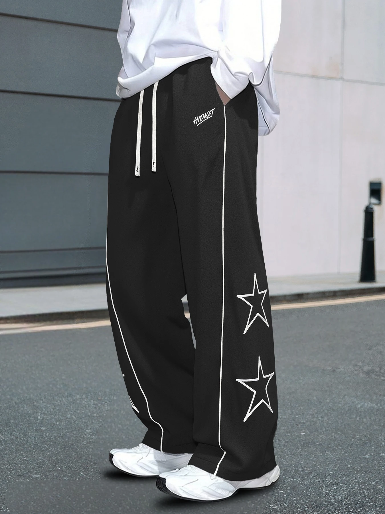 Herren-Jogginghose mit fünfzackigem Stern-Logo, locker geschnittene Freizeithose mit geradem Bein, Einzelstück, mit Kordelzugbund und kontrastierenden Streifen, geeignet für Street Fashion, Sport,
