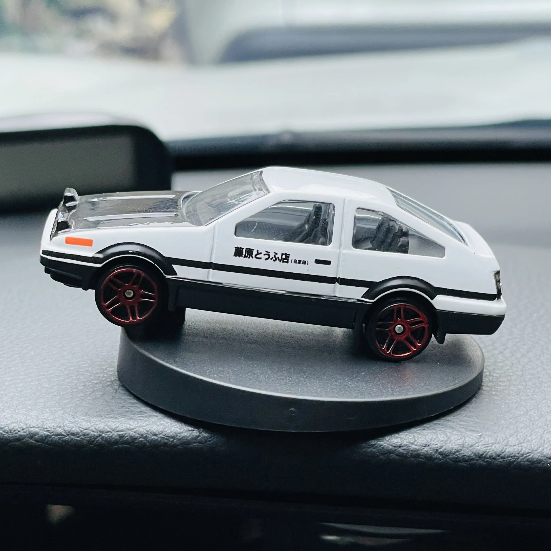 1:64 Initial D AE86 Fujiwara Racing  Drift Car Model Statue Adornments Auto Center Console Child creative car toy ornaments