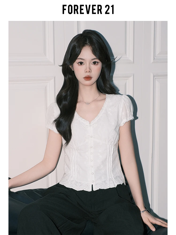 Biała bluzka Forever2 z dekoltem w serek, koronką, guzikami, dopasowana, letnia, wyszczuplająca, podkreślająca talię, w stylu francuskim, jednolita.