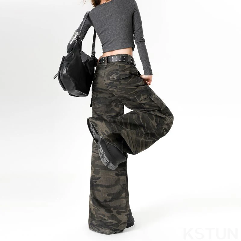 กางเกงยีนส์คาร์โก้ลายพรางสไตล์วินเทจอเมริกันสำหรับผู้หญิง ผ้าฟลีซหนานุ่ม ทรงหลวม เอวต่ำ มีกระเป๋าหลายช่อง ทรงบูทคัท ทรงบอยเฟรนด์ ไม่มีเข็มขัด