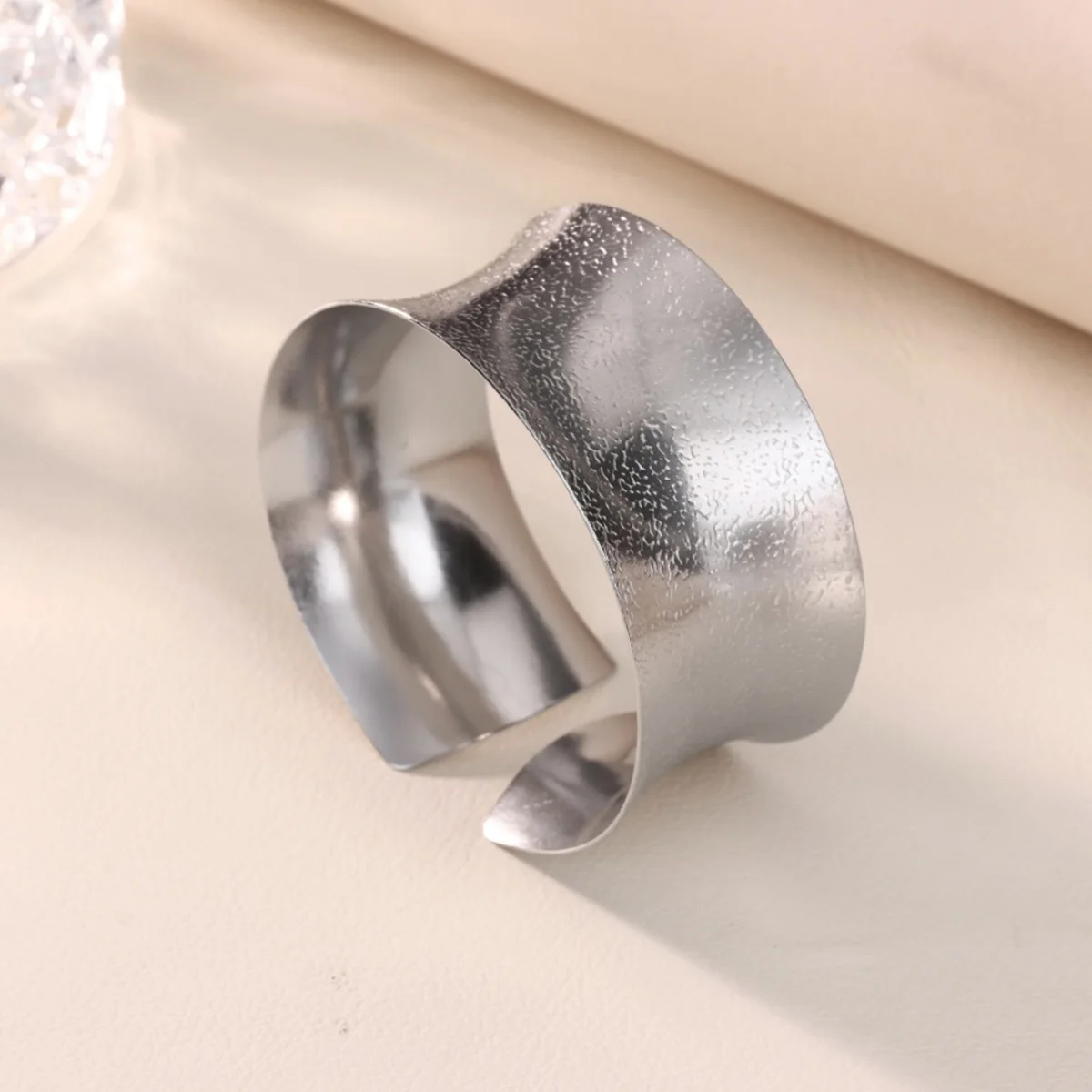 Punk-Armreifen aus Edelstahl für Damen, Vintage-Silberfarben, offener geometrischer breiter Armreif, modischer Handgelenkschmuck, Geschenke 20246