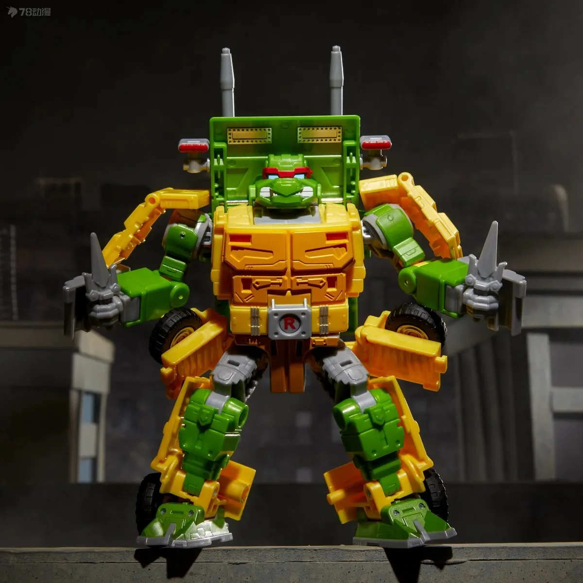 Hasbro Transformers X Teenage Mutant Ninja Turtles Party Wallop Cross - Over Action Figures สามารถเปลี่ยนของเล่นได้