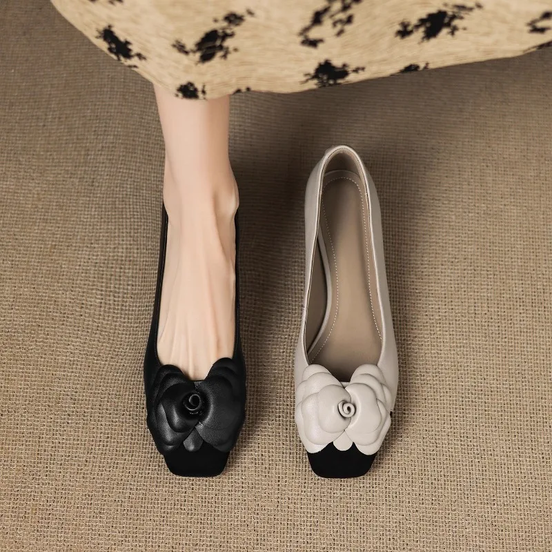 Zapatos de mujer versátiles con tacón de gatito francés, bloque de Color, Camelia, verano 2025, nuevo tacón de bloque, boca poco profunda