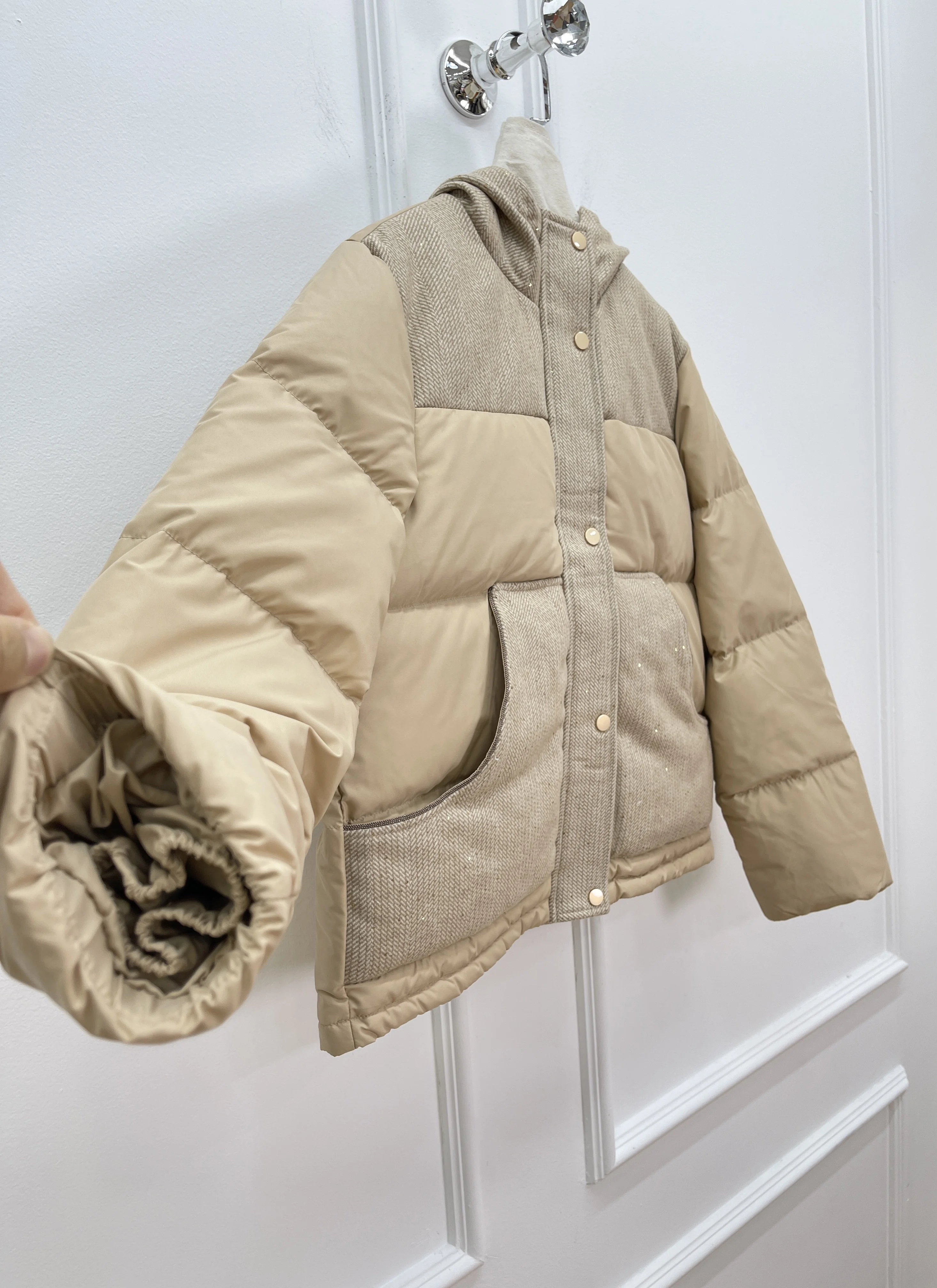 2025 Otoño e Invierno nueva chaqueta de plumas de ganso empalme de lana australiana 90 chaqueta de manga larga acolchada con capucha de plumas de ganso blanco