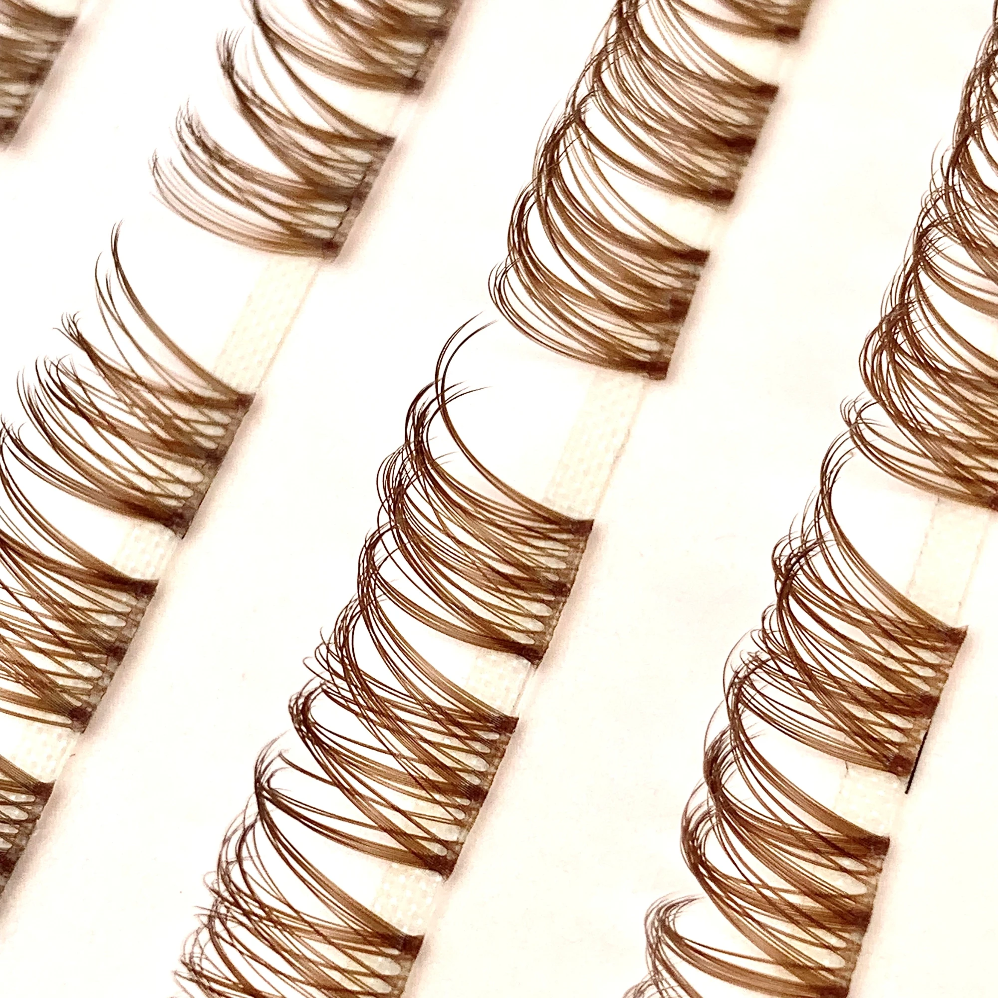 ブラウンカラーラッシュエクステンションキット、1箱10-14mmブラウン個別つけまつげ、ボンドシール、ラッシュリムーバー、ラッシュピンセットが付属します。