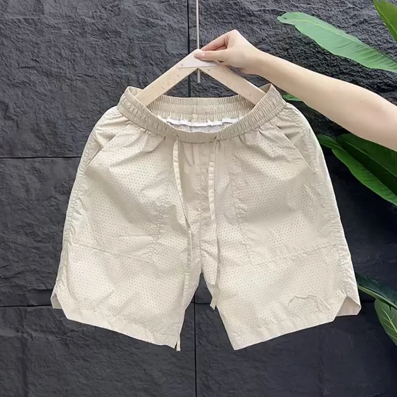 شورت رياضي رجالي صيفي 2025 بأربعة أرباع الطول، شورت شبكي مسامي بخصر مطاطي، بنطلون شاطئ كاجوال رفيع بقصة مستقيمة