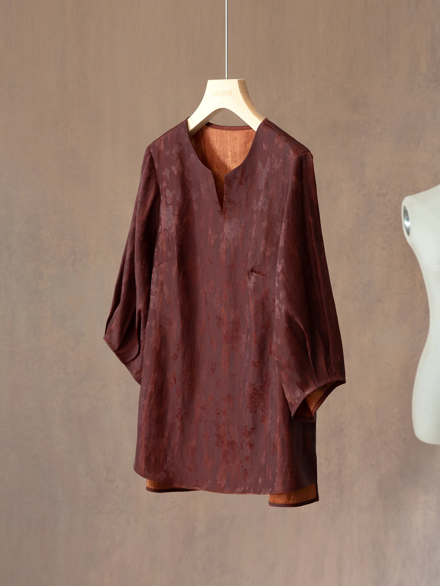 

Новая женская блузка в китайском стиле из шелковой смеси с УФ-защитой, свободного кроя, с рукавом до локтя, весенняя модная модель оригинального дизайна, визуально стройнящая фигуру