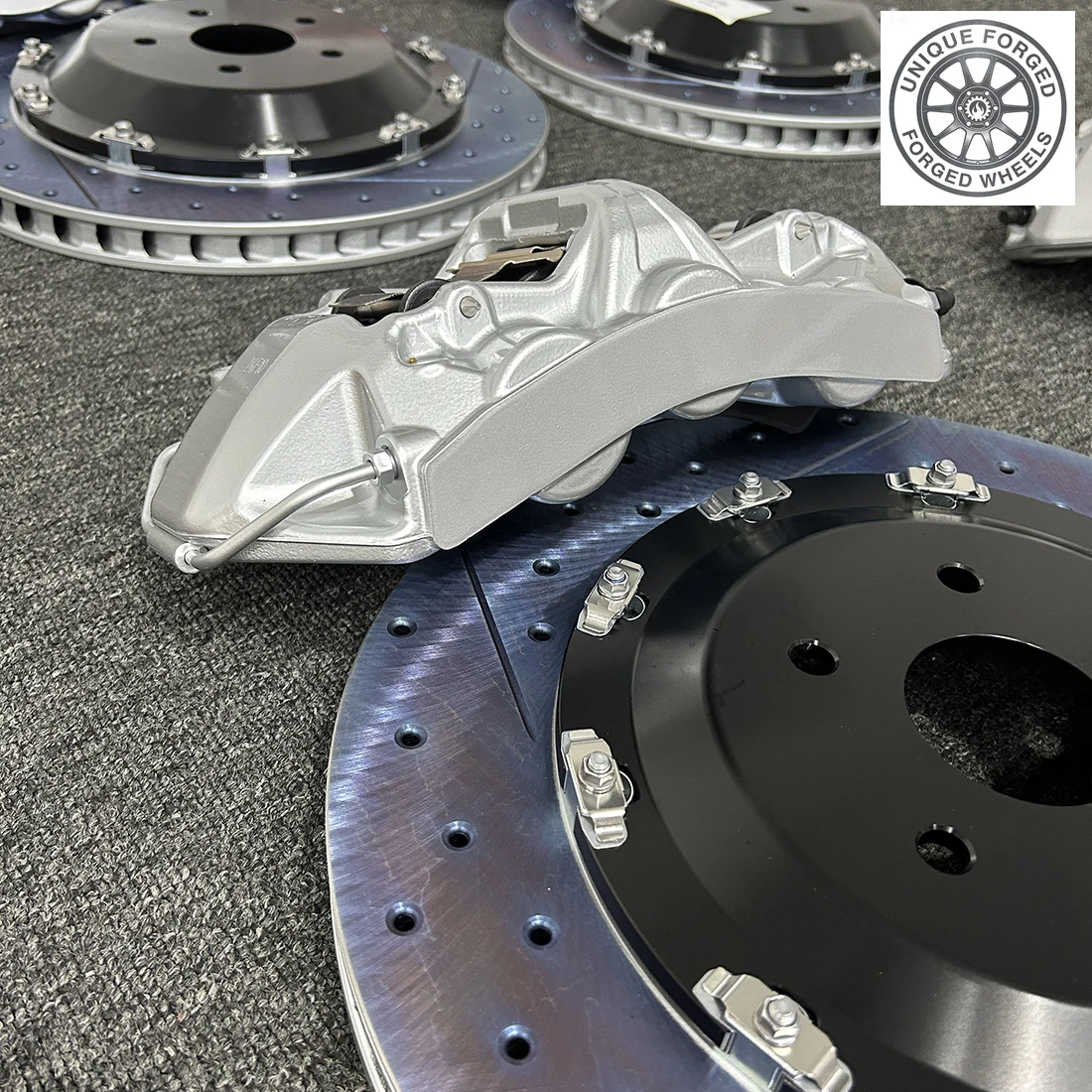 

Комплект больших тормозов с плавающим ротором, 26 вариантов цвета, 6-поршневой суппорт, 355 мм, с перфорированным диском, полный комплект