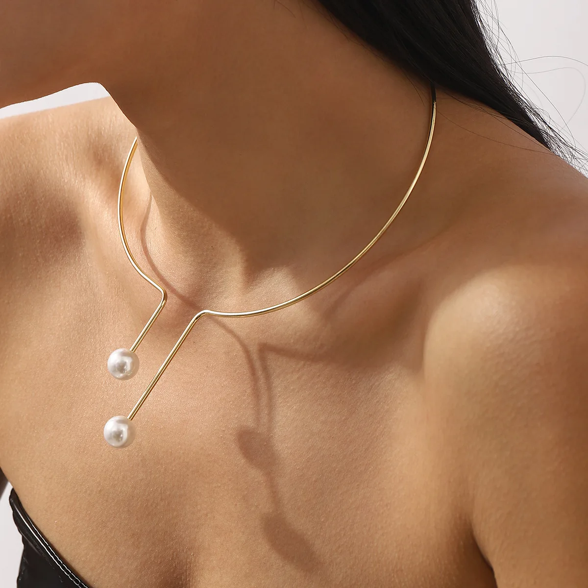 

Элегантный и минималистичный комплект украшений: жемчужное колье с открытым воротником, модные геометрические серьги и набор украшений с колье.