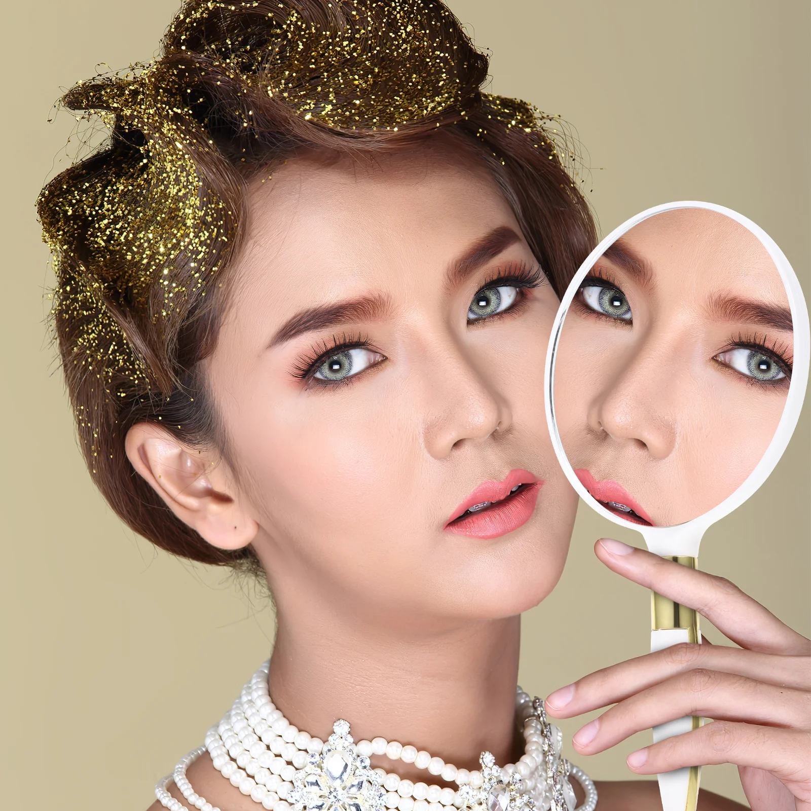 

1Pcs White Retro Handheld Makeup Mirror Portable Compact Mirror Hanging Hole Design Travel Gift for Women Girls