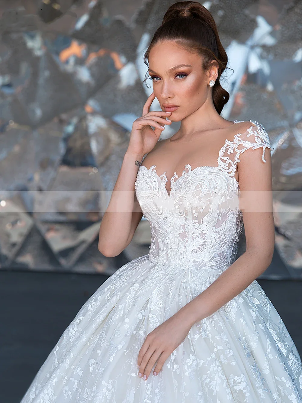 Aangepaste sexy backless retro trouwjurk elegante kanten sticker korte mouwen a-lijn bruidsjurk kathedraal trein gewaad