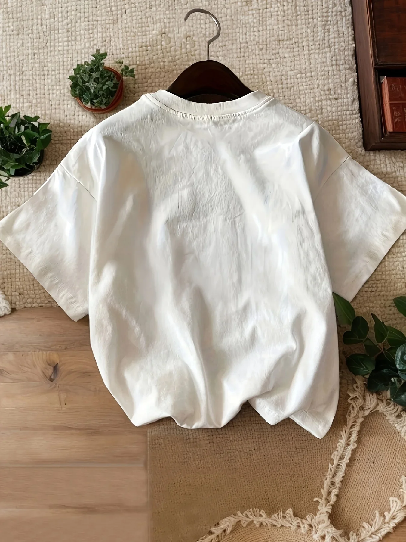 تي شيرت نسائي عصري برقبة دائرية مع نظارات شمسية ووشاح رأس بطبعة الفهد تي شيرت عصري ومتعدد الاستخدامات