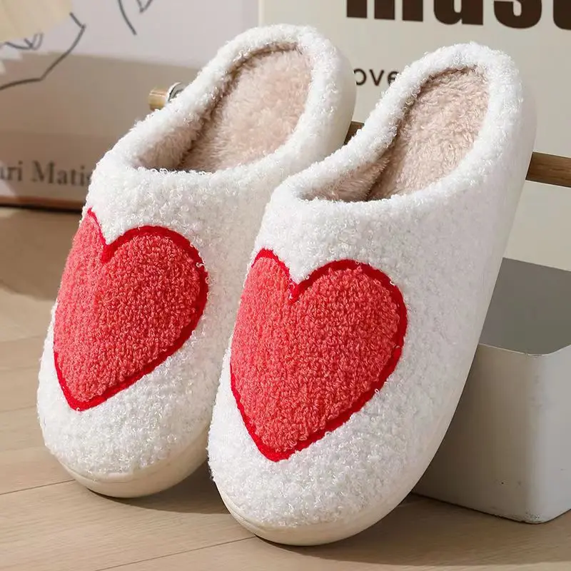 Zapatillas de dibujos animados para mujer, zapatos mullidos para el hogar, chanclas de amor rojas bonitas de felpa para interiores, chanclas cálidas para dormitorio, venta al por mayor