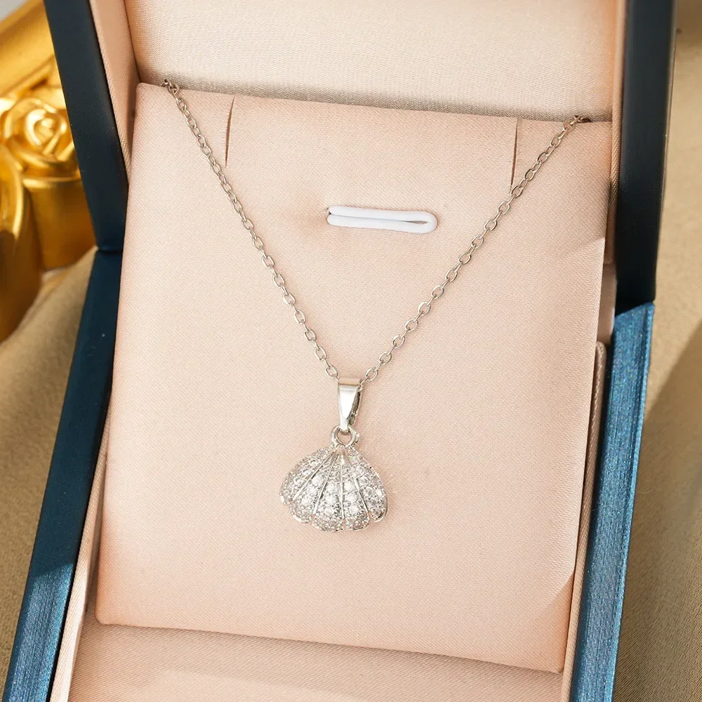 

The women's shell-shaped titanium steel necklace can be opened with a unique collarbone chain.