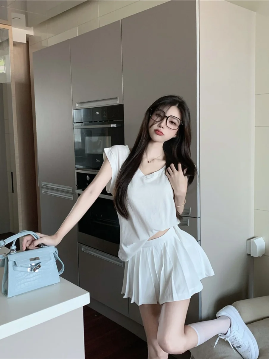 

Женский летний комплект из двух предметов: топ с V-образным вырезом и плиссированная юбка с высокой талией в стиле Gentle Casual