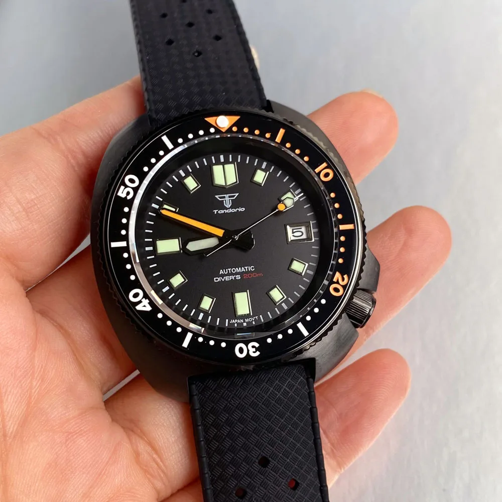 タンドリオ 44mm 機械式自動巻きメンズ腕時計 NH35A ムーブメント ブラック PVD サファイアガラス 夜光日付表示 C3 針 ラバーストラップ