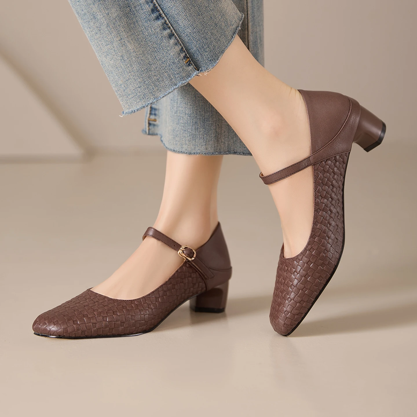 

Женские туфли Мэри Джейн из натуральной кожи с тиснением и квадратным носком, на мягкой подошве, на среднем каблуке, осенние модельные туфли ручной работы