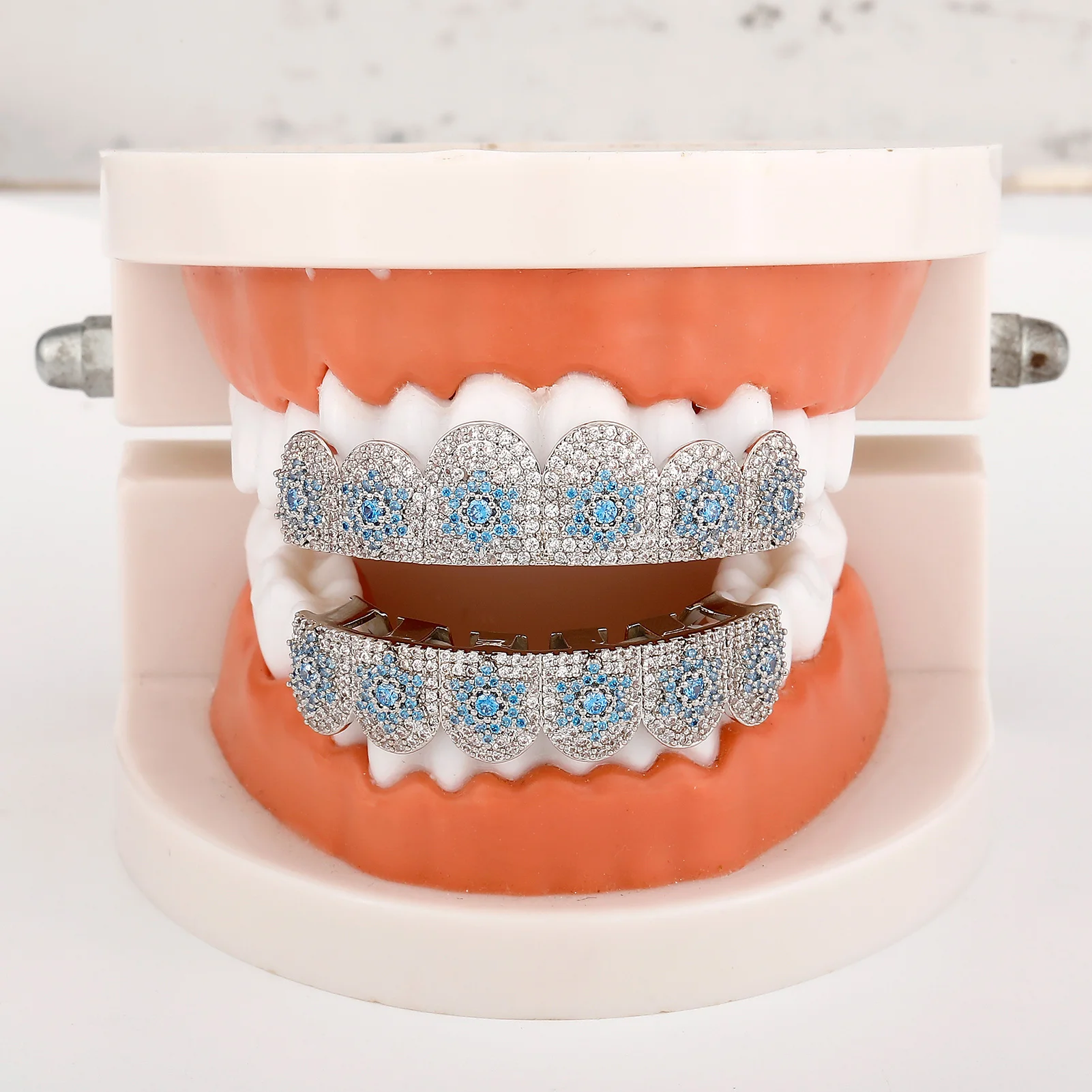 TOPGRILLZ رائجة البيع الهيب هوب مثلج خارج الأسنان Grillz 6 أعلى و 6 أسفل مجموعة الأزرق مكعب زركونيا ستار الأقواس لهدايا الهالوين