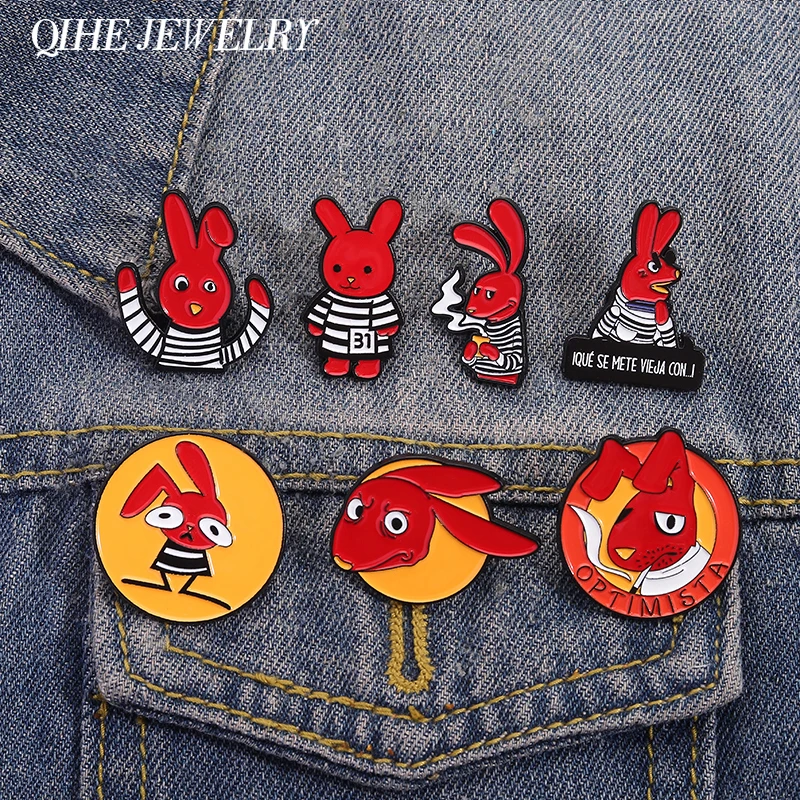 Cartoon Comedy Anime Rolle Rote Kaninchen Emaille Pins Niedliche Rote Ohren Hase Broschen Rucksack Revers Abzeichen Schmuck Geschenk für Fans Freund