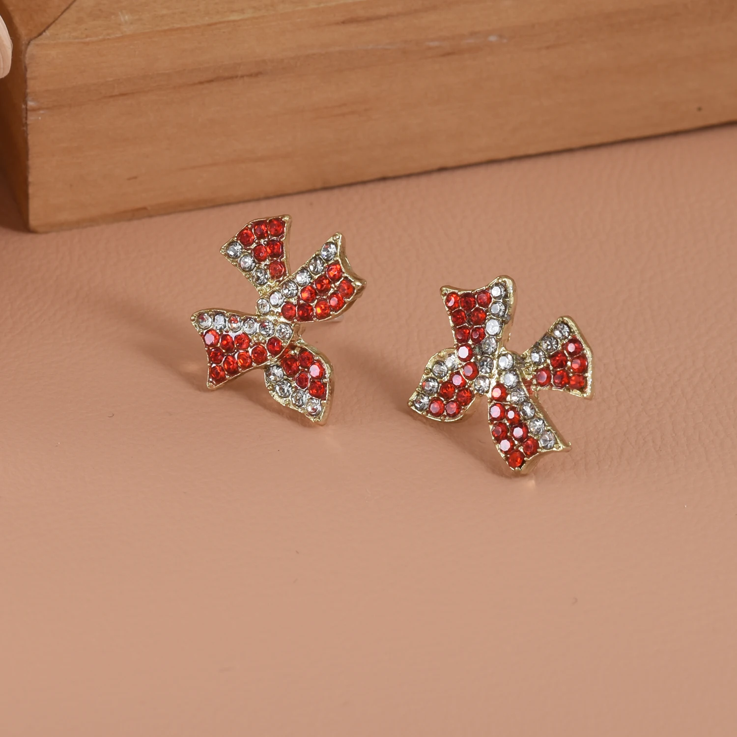 Pendientes de tuerca de diamantes superflash exquisitos, pendientes de niña con lazo rojo, todo con luz de lujo, retro japonés y coreano