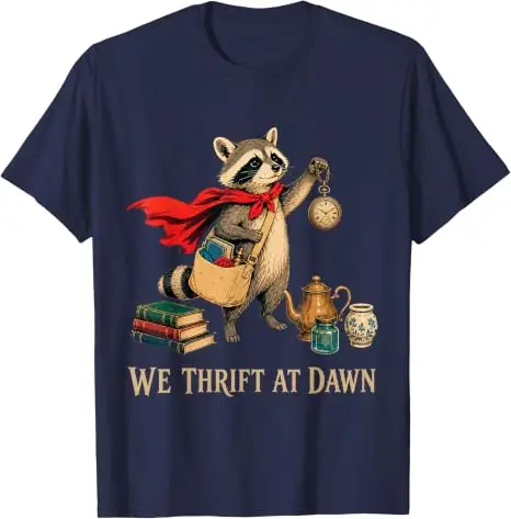 We Thrift At Dawn Thrifting Lover Mittelalterliches Waschbär-T-Shirt Y2k Antik-Sammler Schatzsucher Grafik-Bekleidung Vintage-T-Shirt – Detail 11