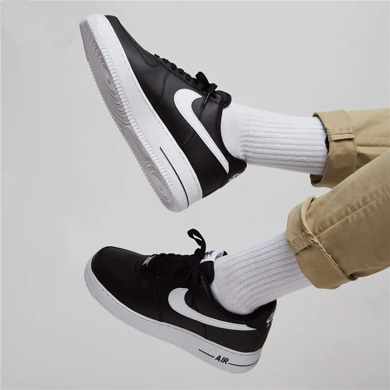 Nike Air Force 1 sepatu kasual untuk pria, sepatu pelat tahan selip modis klasik warna hitam dan putih, sepatu kasual untuk pria