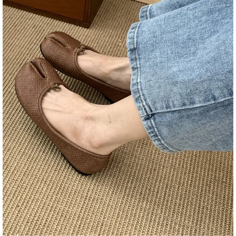 2025 Japanese Style Tabi Ninja Shoes Women Retro Suede Flats Split Hoof Toe Boat Shoes Femme Mary Jeans Mocasines Ballerina Shoe