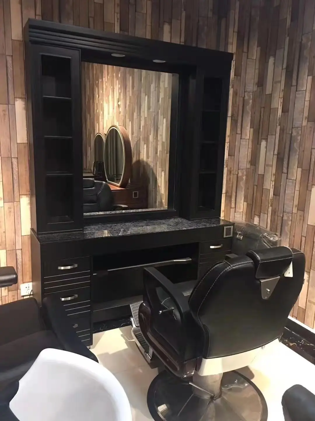 High-end Men's Barber Shop Chair Oil Head Chair Shaving Salon Hair Cutting Chair Metal Iron Can Be Put Into Retro