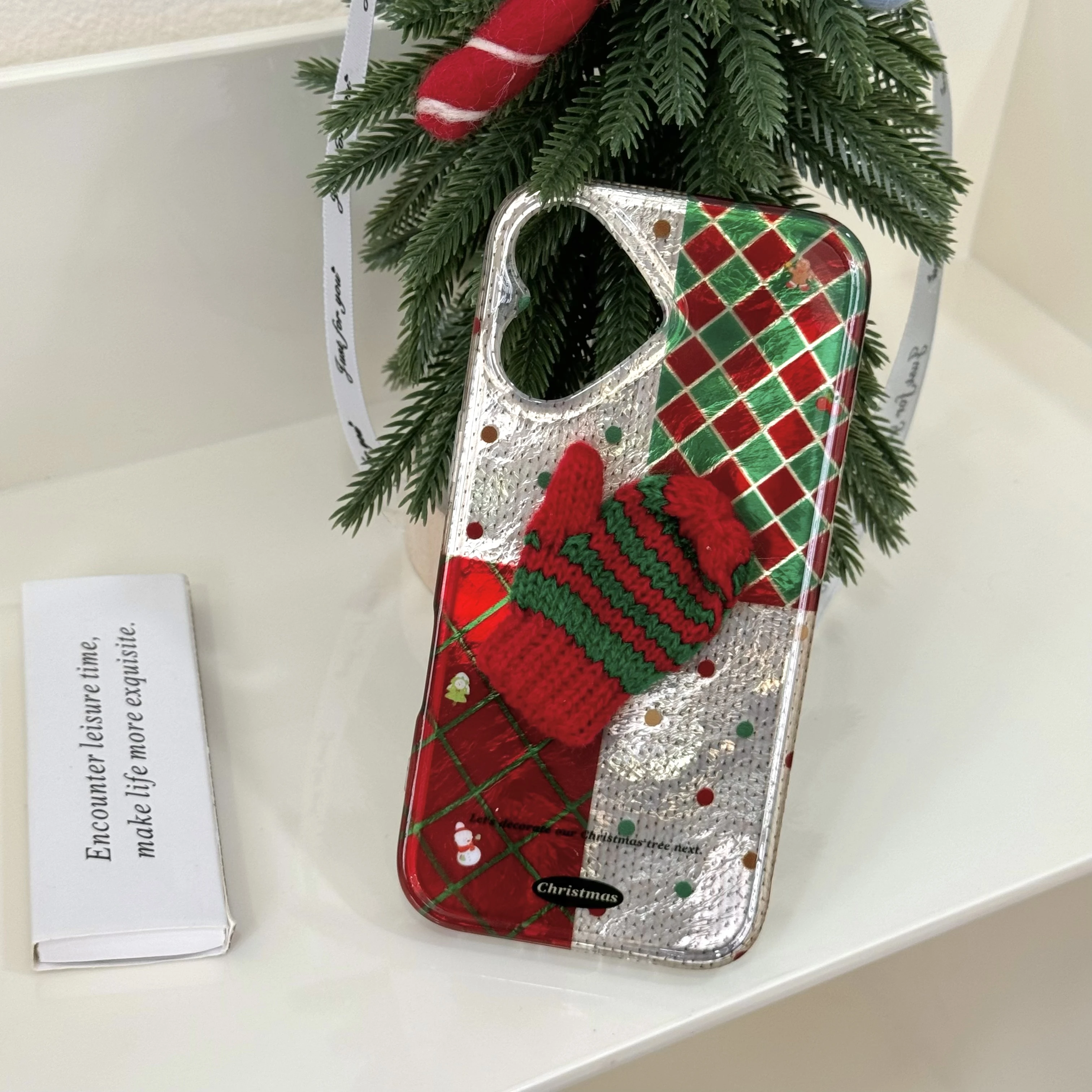 Todo entrante, patchwork de lámina de doble cara, cheque de suéter navideño, combinado con funda de teléfono verde y guantes de felpa rojos para ip