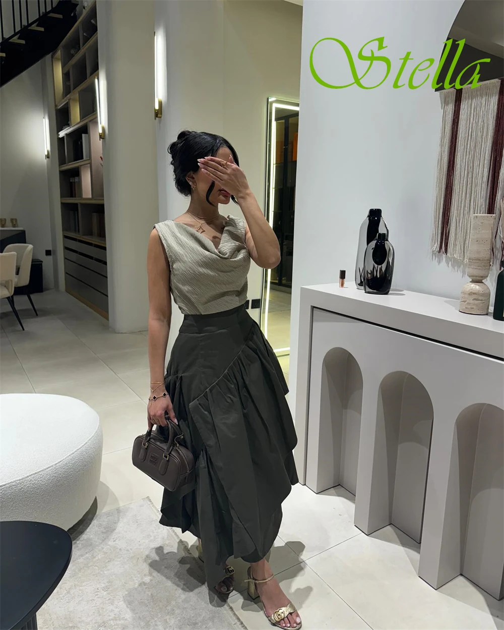 カスタマイズされたエレガントなノースリーブサテンイブニングドレスクラシックティアードプロムドレスファッションOネック特別な日のドレス