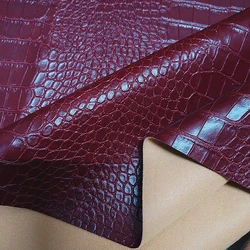 Dobry w kolorze ciemnego czerwonego wina lśniący Faux krokodyl w paski wzór drukowanie PU materiał ze skóry do torby materiał do szycia DIY Sofa/fotelik samochodowy