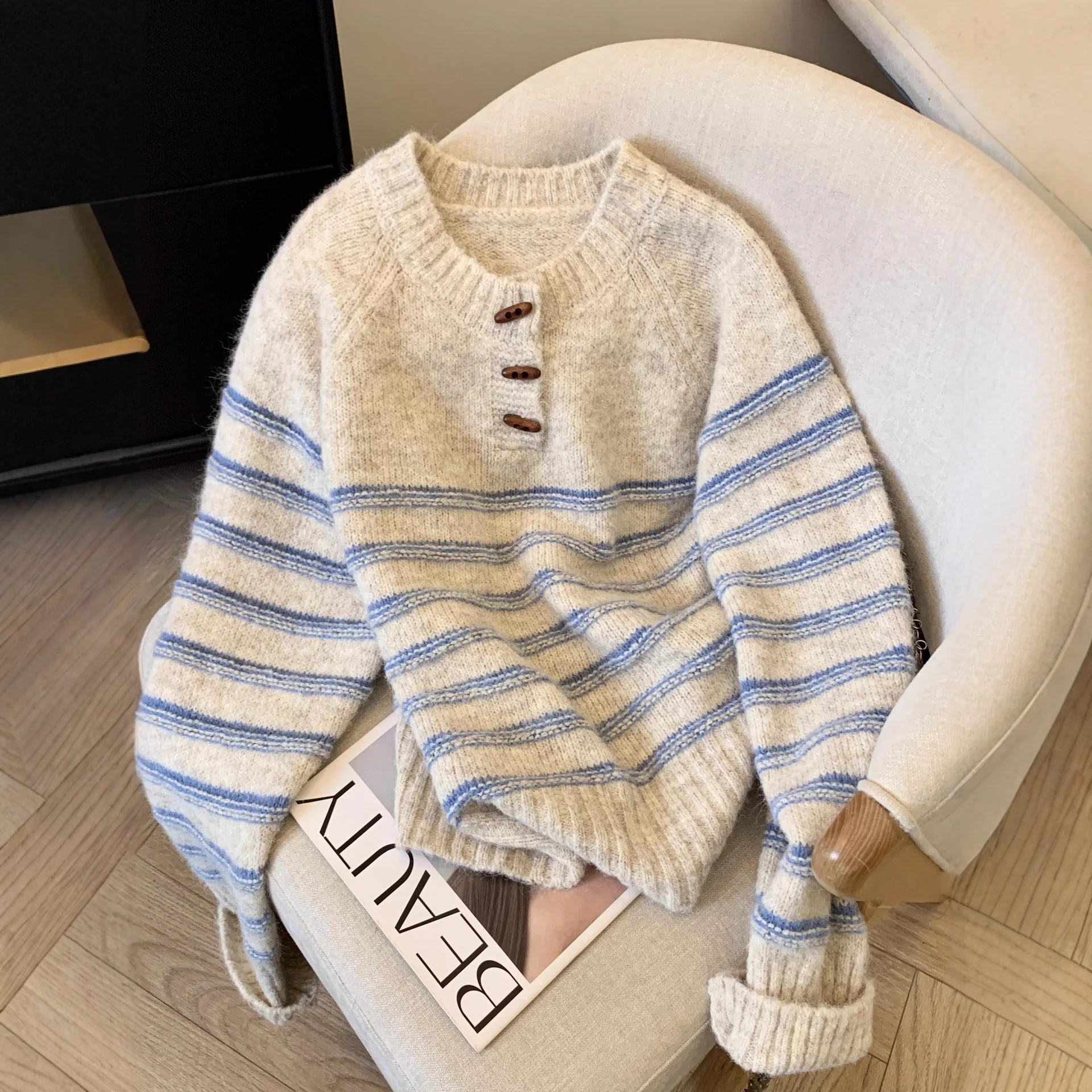 

Женский свободный вязаный свитер с пуговицами в полоску и круглым вырезом, осень-зима, мягкий уютный топ в ленивом стиле