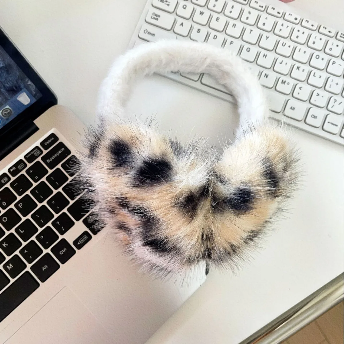 Anjj ヒョウ柄ぬいぐるみイヤーマフファッショントレンディな絶妙な模造ウサギの毛皮のイヤーマフ屋外女性暖かい耳保護