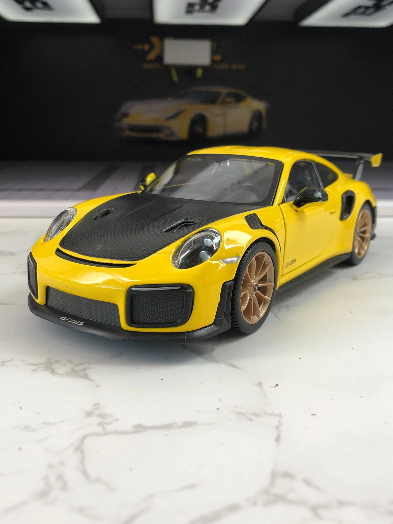 Maisto 1:24 simulation zinc alloy 2018 Porsche 911 GT2 RS model car, static ornament, metal collectible gift car