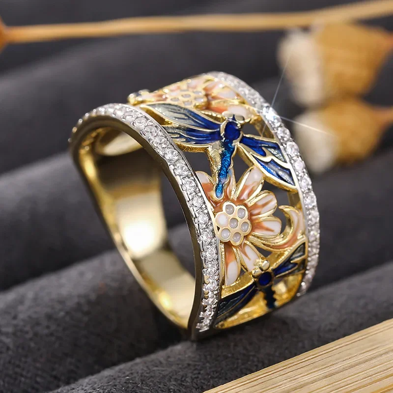 جو فني المينا الأوروبي والأمريكي، تصميم خاتم زهرة اليعسوب، مجوهرات مأدبة راقية وبسيطة وعصرية