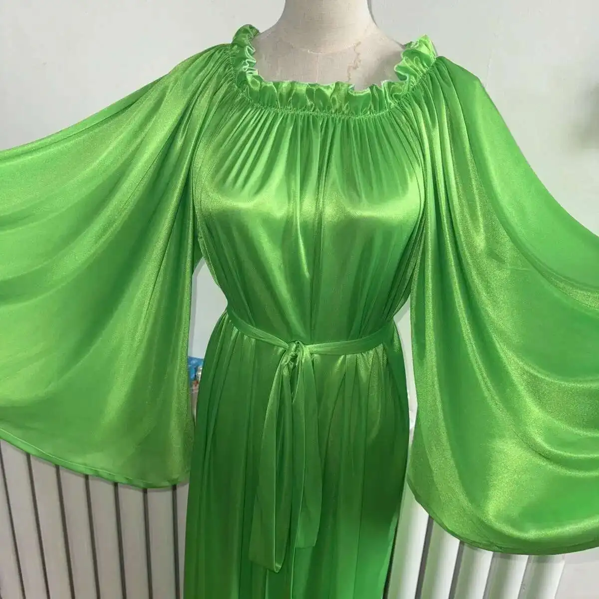 Robe longue en Satin vert brillant à volants pour femmes, ample, manches longues, grande taille, Robe de nuit Sexy